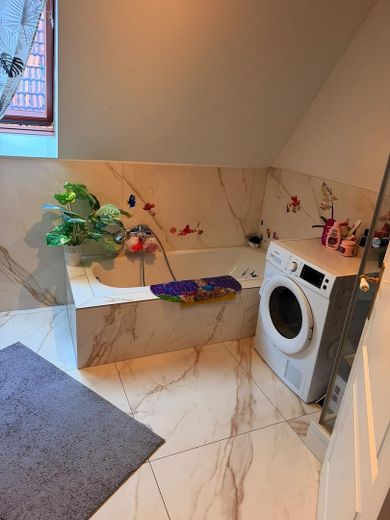 Balkonlu tarihi şehir evinde 5 odalı dubleks daire, 120 m² – Bad Bergzabern – Badezimmer
