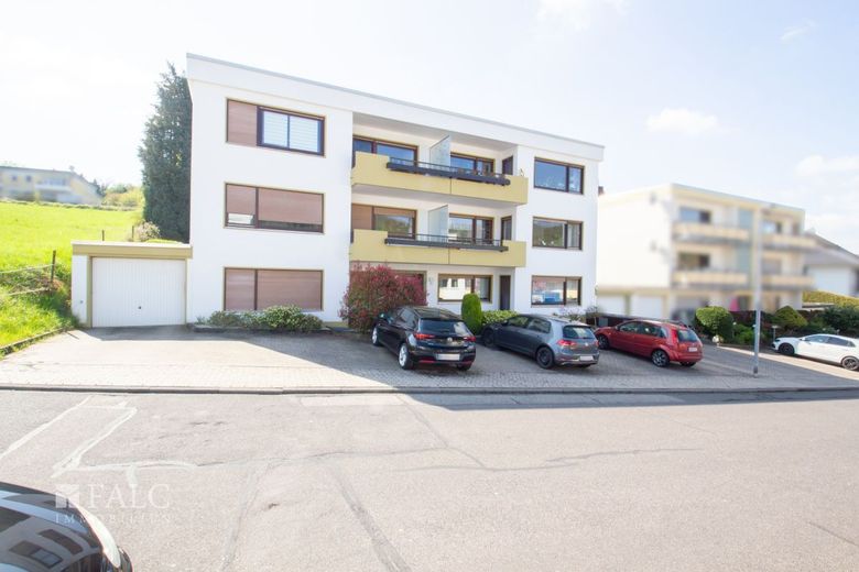 Neues Zuhause zu vergeben! – Straßenansicht