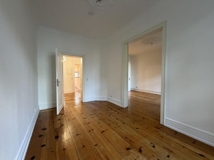 Appartement ancien de 3,5 pièces dans le Nordend avec balcon, cuisine équipée et plafonds de 3 m de hauteur – Zimmer 2