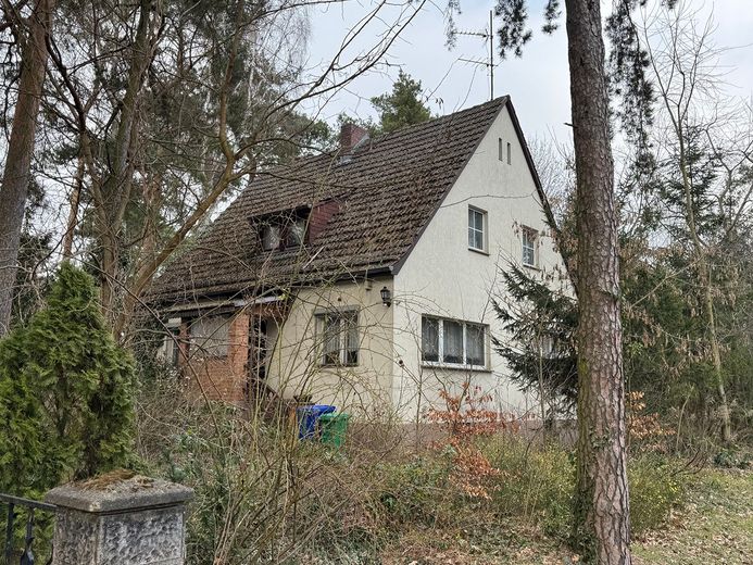 Gr. Einfamilienhaus in Wassernähe, Keller, Grün, 2 getrennte Wohnungen möglich. – Foto 1