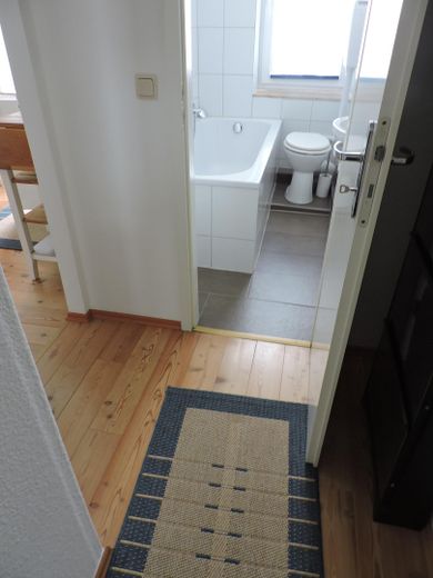Appartement en ville meublé +++ Emplacement exceptionnel derrière l’hôtel de ville – kleiner Flur zum Bad und Küche