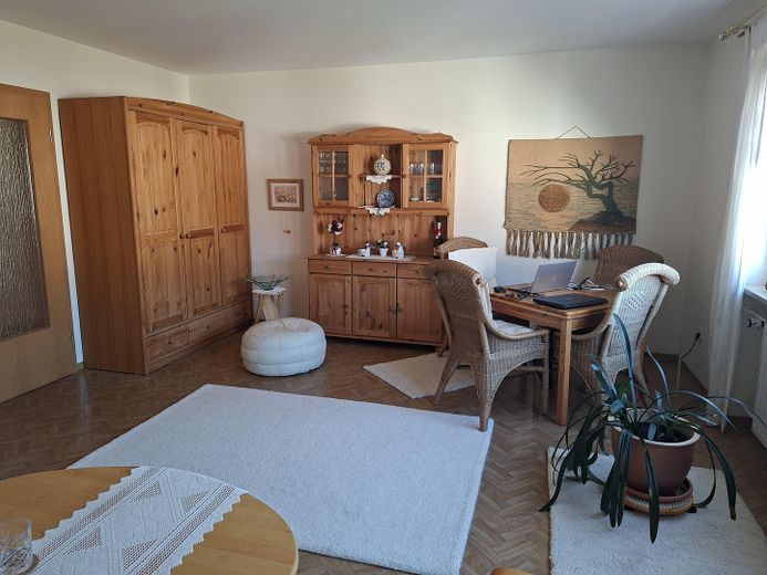 Sehr gepflegte 3-Zimmer-Wohnung mit Balkon, großem Kellerraum und Garage in ruhiger Wohnlage – Wohn-/Esszimmer