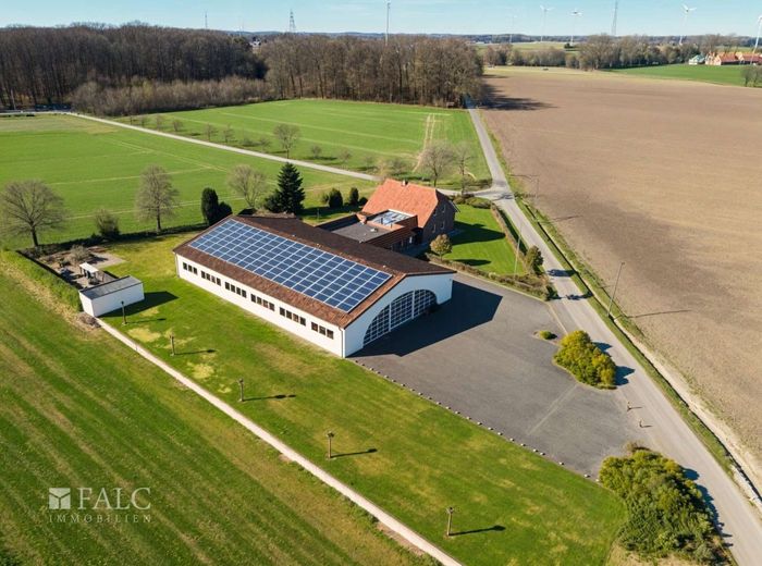 Exklusives Anwesen mit Wohnhaus, Büroflächen und Gewerbehalle auf weitläufigem Grundstück – Außenansicht