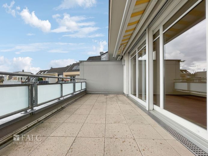 Viel Platz, viel Komfort - Gepflegte Maisonette-Wohnung samt Klimanlage im Herzen von Troisdorf! – Balkon