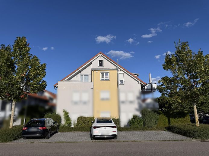 Maisonette mit Weitblick – 2 Balkone, Studio & Tiefgarage am ruhigen Ortsrand (provisionsfrei) – West-Ansicht (Eingang links)