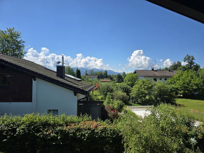 Rarität in Prien – Einfamilienhaus am Fluss Prien mit Bergblick, Wintergarten & PV – Bergblick vom Südbalkon