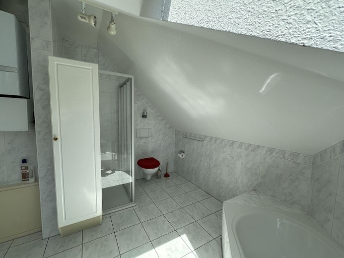 Kassel - Bad Wilhelmshöhe: Moderne 4 ZKB mit großer Terrasse – Badezimmer mit Wanne + Dusche