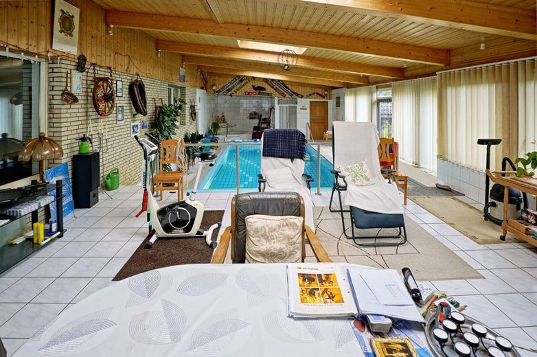 Schwimmhalle Ansicht III