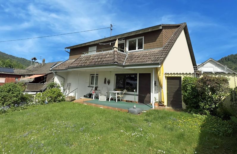 Freistehendes Haus mit Weitblick und attraktivem Einstiegspreis in Oberbeuern – Haus mit Balkon und Terrasse