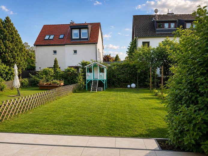 Energetisch kernsaniertes, modernes Reihenmittelhaus (KfW 55) mit Garten, Terrasse & Garage – Garten mit Kindergartenhaus
