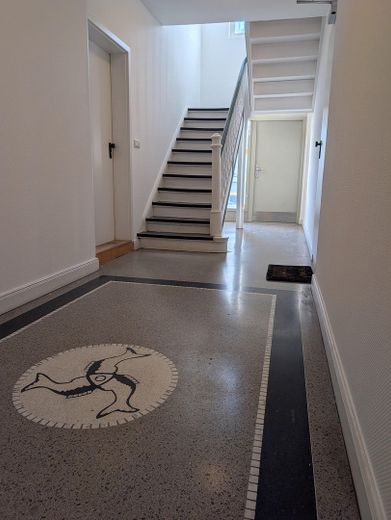 شقة جذابة من غرفتين بتقسيم مثالي – جاهزة للسكن للبيع – Treppenhaus