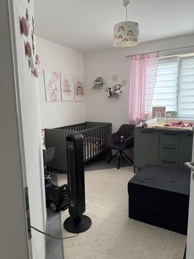 Moderne 3-Zimmer-Gartenwohnung mit hochwertiger Einbauküche – Schlafzimmer 1