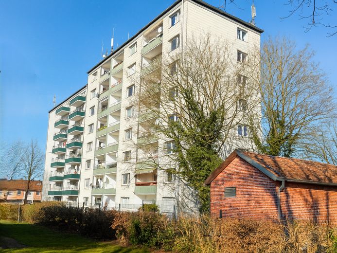 Charmante 2-Zimmer-Wohnung in Lauenburg/Elbe – Gebäude seitlich