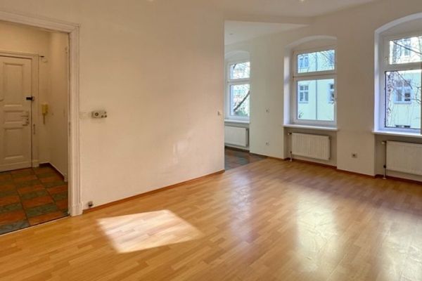 Appartamento spazioso in edificio d’epoca, libero e pronto per essere abitato, nell’emergente Afrikanisches Viertel