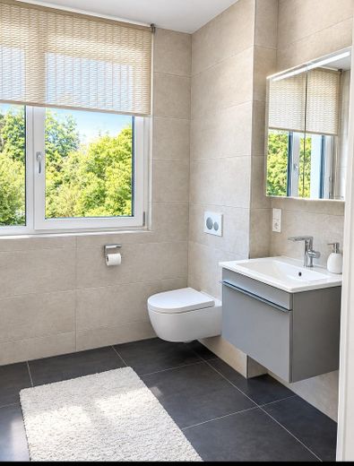 Moderna villetta a schiera di testa con giardino esposto a sud-ovest – 2.OG Bad#1