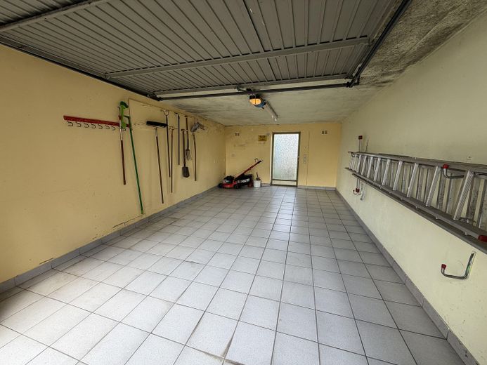 Löhne-Mennighüffen’de büyük bahçeli tek- veya iki ailelik ev – Garage