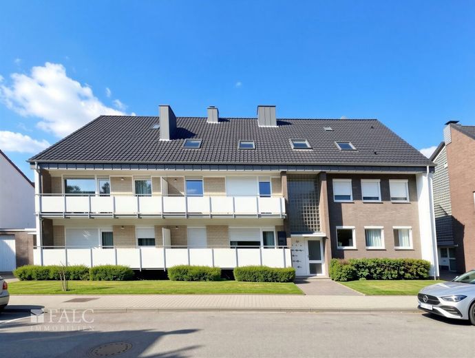 Bezugsfreie 3-Zimmer-DG-Wohnung mit ca. 95 m² in Kaarst-Holzbüttgen - ruhig gelegen &amp;  modernisiert – Außenansicht vorne
