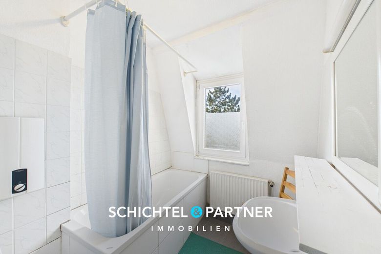 Lindenhof | Geräumiges Reihenmittelhaus Nähe Waterfront mit Ausbaupotenzial – S&amp;P | Badezimmer