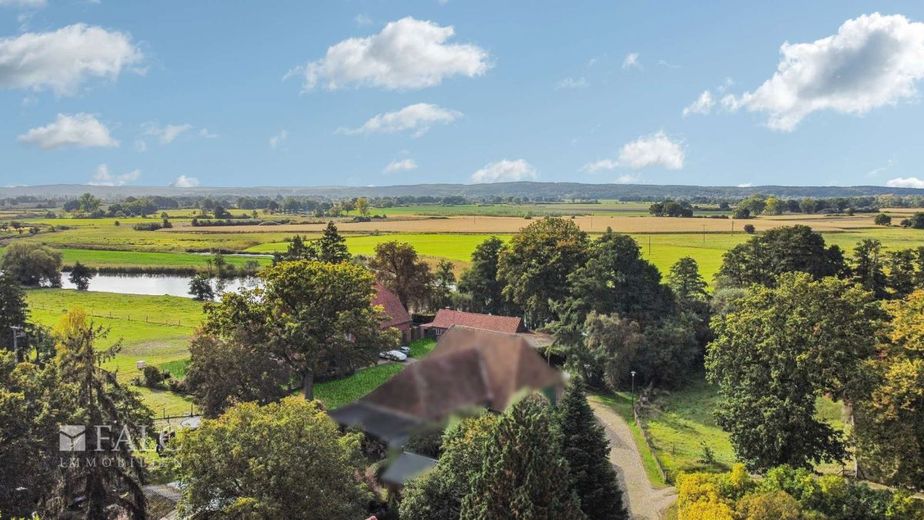 Großes Landhaus mit Einliegerwohnung, Stallungen, Koppeln &amp; Flusszugang auf 6.640 m² Traumgrundstück – Hausansicht mit Ausblick