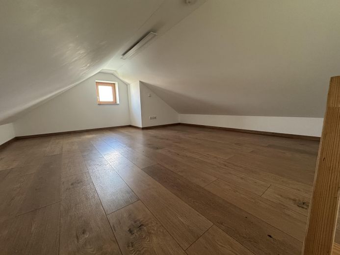Große Dachgeschosswohnung mit Balkon und EBK in ruhiger Lage – Dachspitz 2