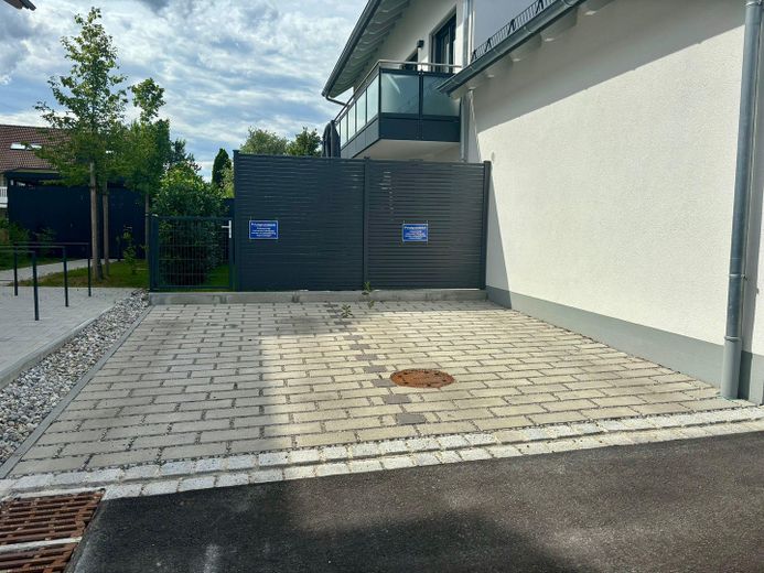 Luxuriöse 2 Zimmer Wohnung mit EBK in Olching – Außenstellplatz