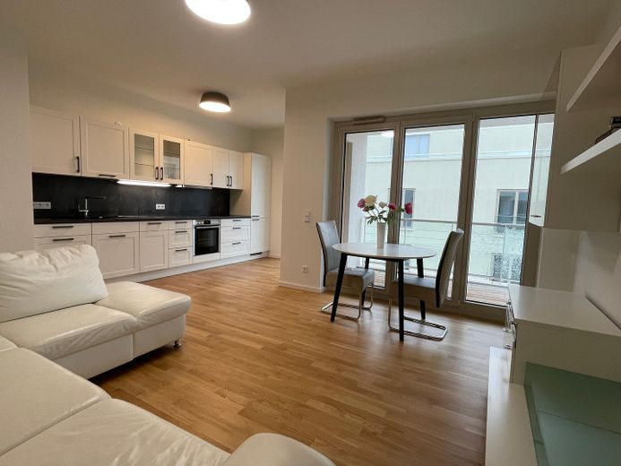 Wohnzimmer mit offener Küche