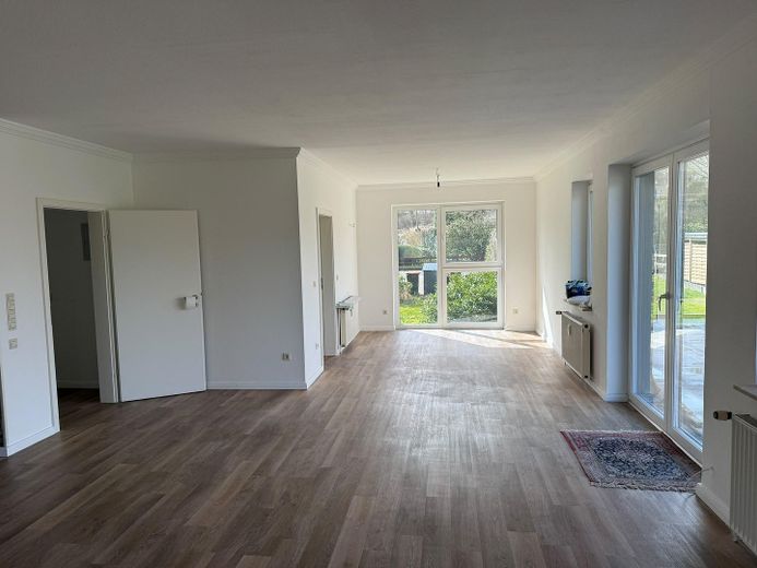 Mehrfamilienhaus/ Generationenhaus mit großem Grundstück – Wohnzimmer EG