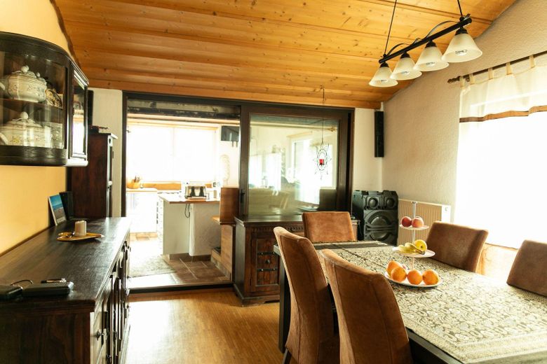 Landhaus Generationenhof mit bis zu 10 ha Land und Bachlauf – Esszimmer angrenzend Küche