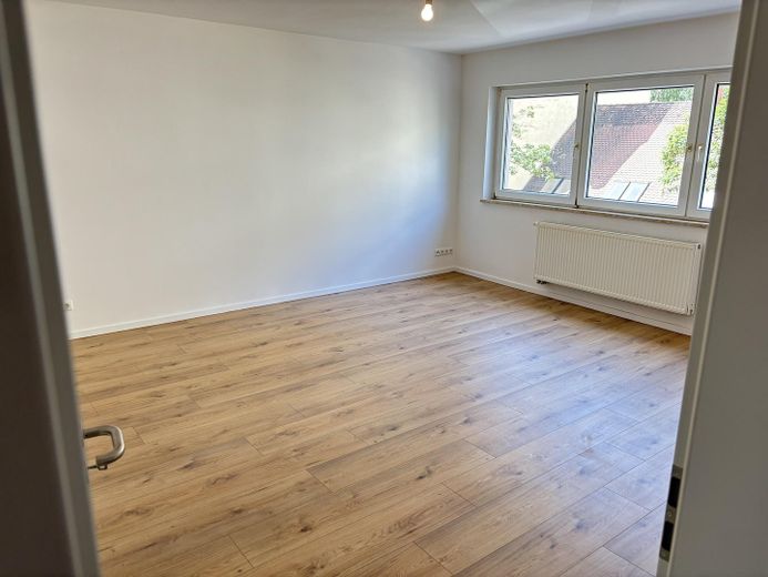 Sofort frei & ohne Provision - Renovierte 3-Zimmer-Wohnung mit Balkon – U-Bahn um die Ecke – Wohnzimmer