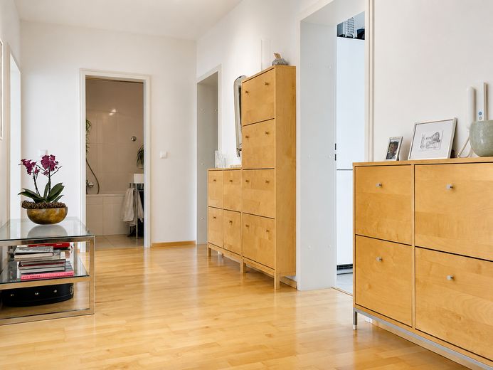 Großzügige Dachterrassenwohnung mit zusätzlichem Balkon in Haar – Helle Diele