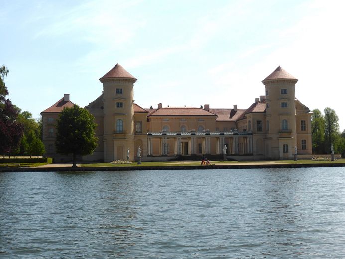 Ferienhaus mit eigenem Bootssteg im Hafendorf Rheinsberg – Schloss Rheinsberg