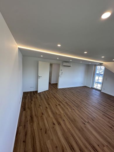 Modernes Wohnen im Erstbezug – Klimatisierte DG Wohnung mit Blick ins Grüne inklusive – Wohnzimmer