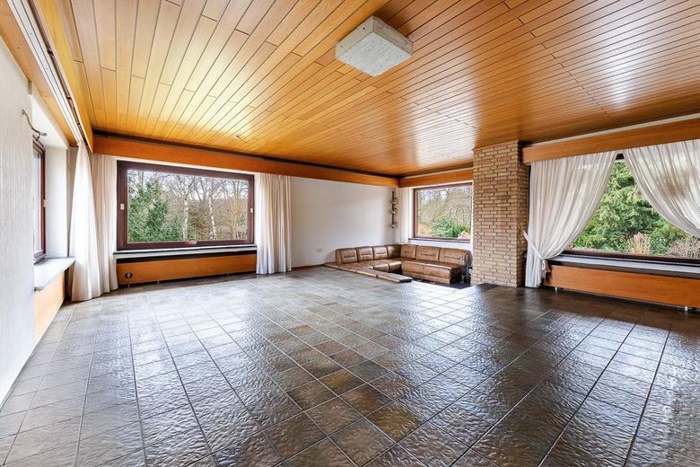 helles geräumiges Wohnzimmer 