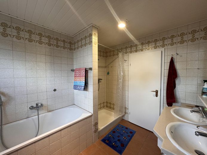 Große 3,5-Zimmer-Wohnung mit Gartennutzung in Messel – Bad mit Dusche und Badewanne