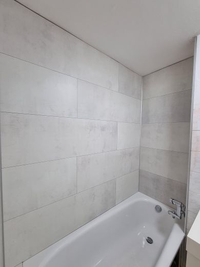 कमीशन-मुक्त! 3,5 कमरों का अपार्टमेंट 78m² – Neuer Wandbelag Bad