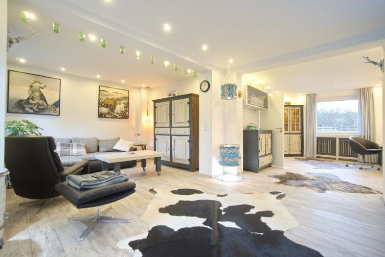 Individual and stylish: Generously proportioned, fully fitted and furnished apartment with garage, garden space and Telekom Magenta package, a short drive from A43 and A40 motorways – 89f2269b5a33b43c390c483c7caaa723499bc559.jpg