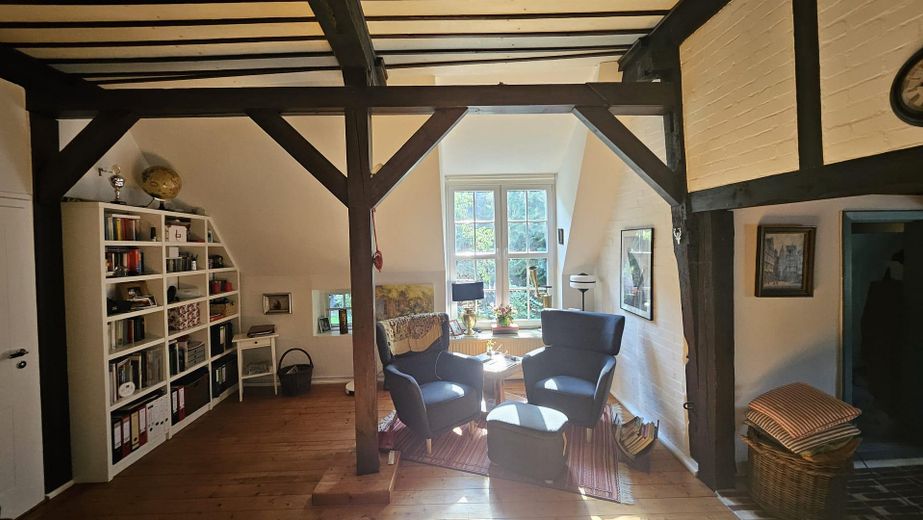 Da privato: casa storica modernizzata con tetto di paglia in posizione idilliaca – Wohnzimmer 1