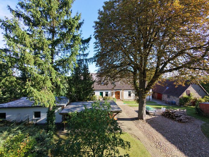 Charmante propriété avec cour et grand terrain – Photo 7