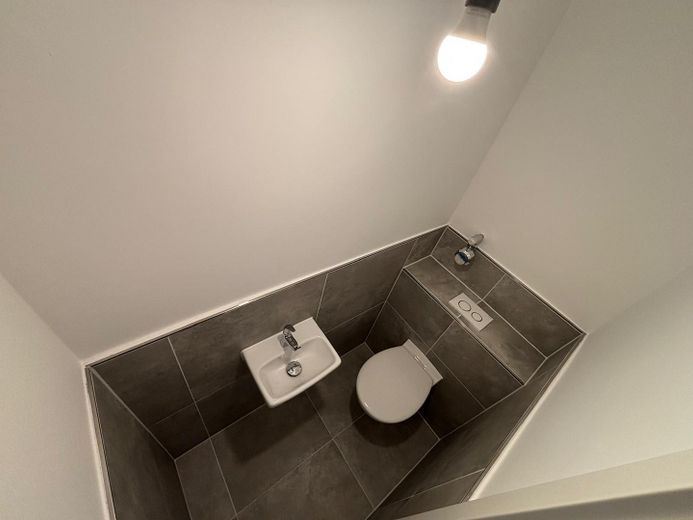 Erstbezug nach Kernsanierung: Helle 4-Zimmer-Wohnung mit 2 Balkonen & Aufzug in Dietzenbach – Gäste WC