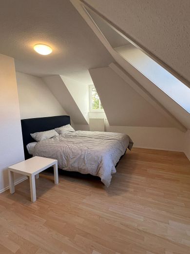 Helle 62 m² Galeriewohnung mit Einbauküche & Stellplatz in Weingarten – Schlafzimmer 1