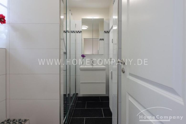 Stylowo umeblowane mieszkanie w pożądanej lokalizacji w pobliżu Heidelberger Platz w Berlinie – f9cf0dee9670b6901094fa9774ec52e0dae9b634.jpg
