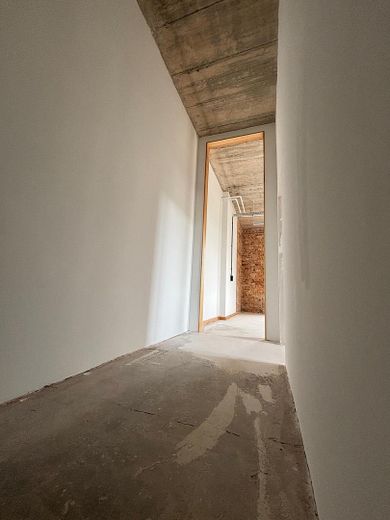 Sichtbare Decken + hohe Türen 