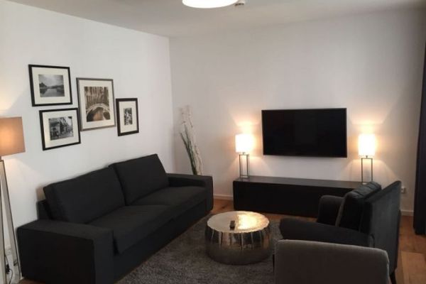 Nieuw, modern gemeubileerd appartement met schoonmaakservice op een centrale locatie