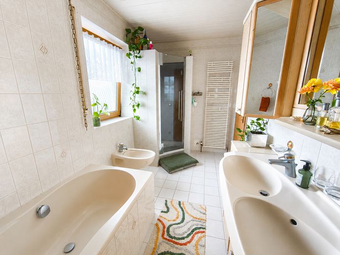 Provisionsfrei - Freistehendes Einfamilienhaus mit großem Garten nahe Stadtplatz und Innauen – Badezimmer mit Dusche