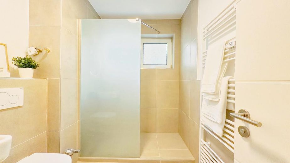 Apartamento de 2 habitaciones con balcón en Lokstedt – recién renovado, sin comisión de agencia por parte del propietario – Badezimmer