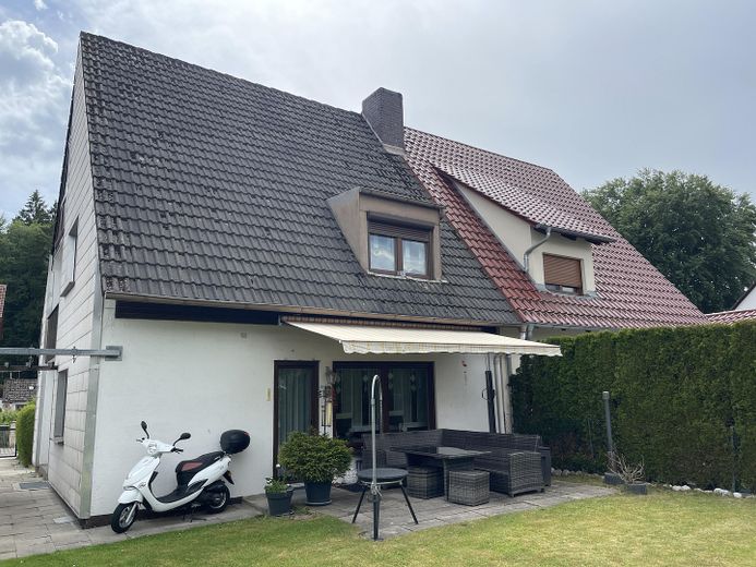 Doppelhaushälfte mit großem Garten & Ausbaupotenzial im Musikerviertel Geretsried – Rückseite Haus mit Terrasse