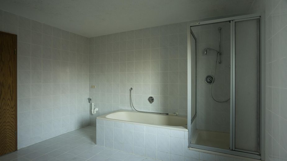 Badewanne und Duschkabine