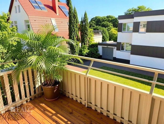 Selten, aber wahr - 2 Mehrfamilienhäuser auf exklusivem Wassergrundstück – Balkon - Einrichtungsbeispiel