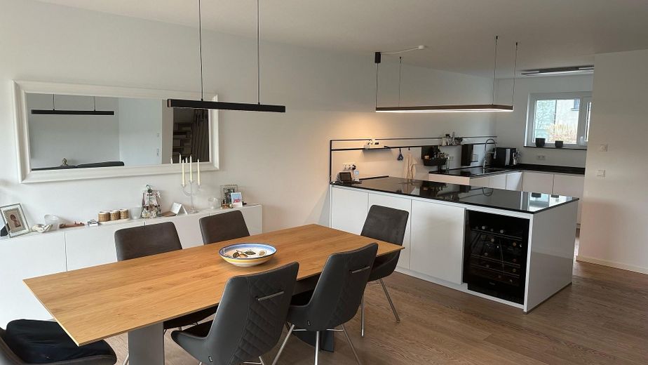 Exklusives Gartenhofhaus mit Garten, 2 Tiefgaragenstellplätzen und moderner Energietechnik – Essbereich und Küche