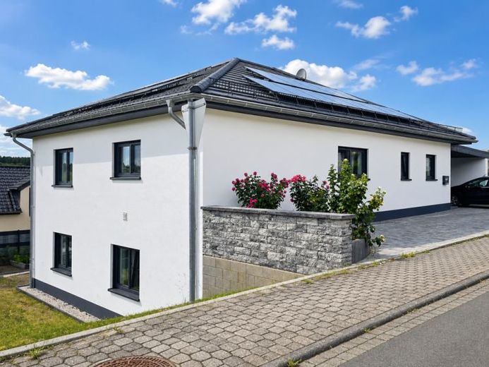 Modernes Ein- oder Zweifamilienhaus mit zwei Garagen, Photovoltaik und KfW-55-Standard in Neidenbach – फोटो 1